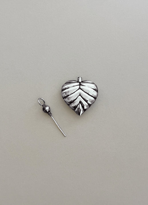Load image into Gallery viewer, Lined Heart — Vintage Perfume Pendant
