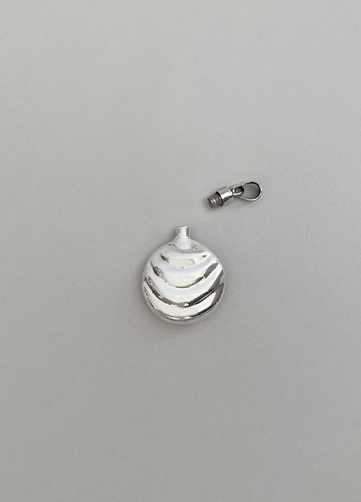 Load image into Gallery viewer, Oyster — Perfume Pendant
