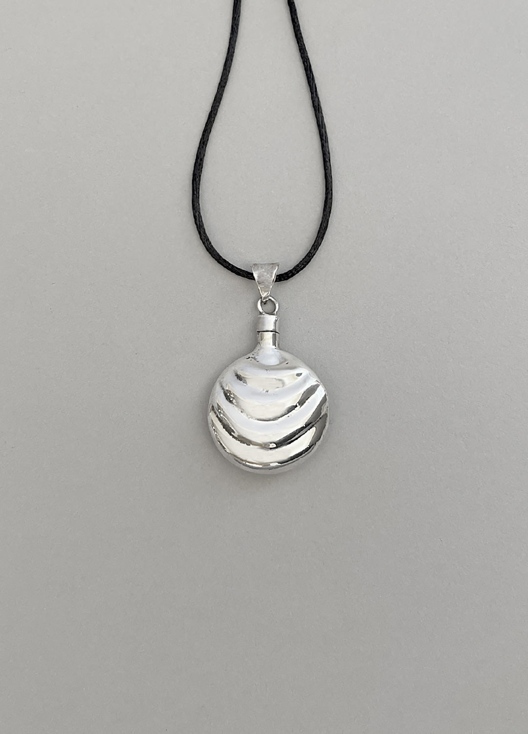 Oyster — Perfume Pendant