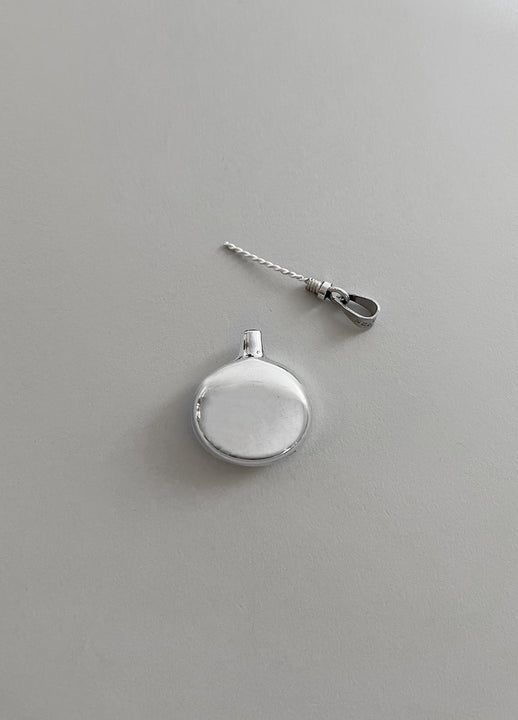 Load image into Gallery viewer, Oval — Perfume Pendant
